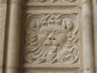 Lyon, Cathedrale St-Jean apres renovation, Portail, Plaque gravee, Tete de lion